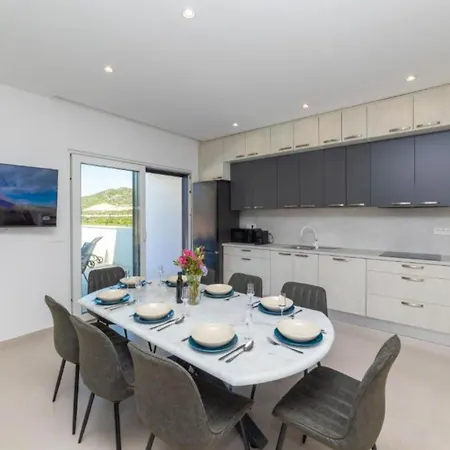 Luxury Navis בית נופש *