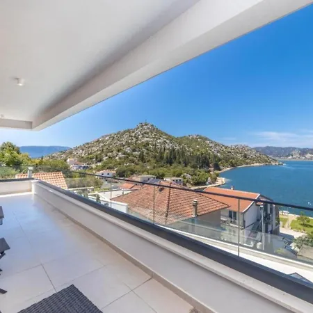 Luxury Navis Rogotin