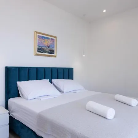 Luxury Navis