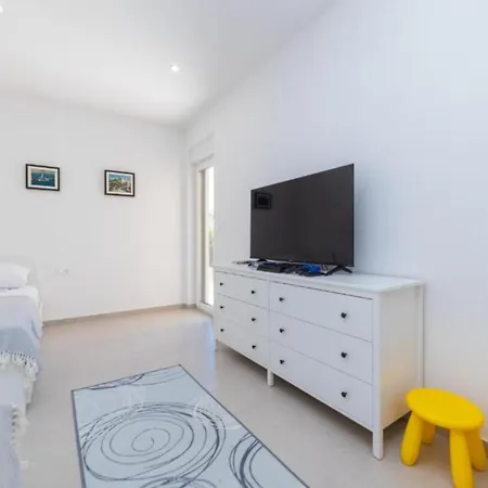 Luxury Navis Rogotin