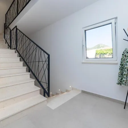 Luxury Navis بيت للعطل Rogotin