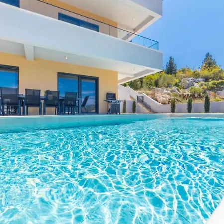Luxury Navis *