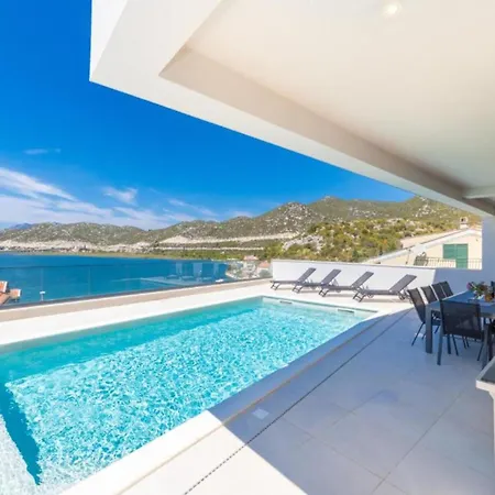Luxury Navis