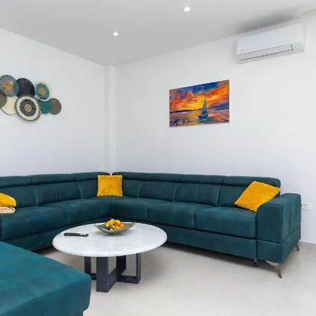 Luxury Navis Rogotin