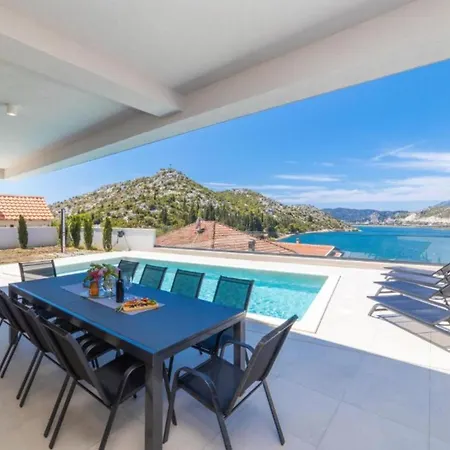 Luxury Navis