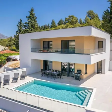 Luxury Navis