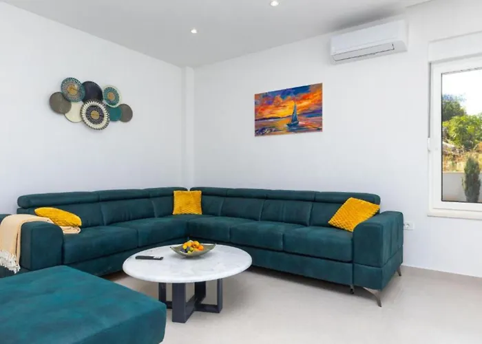 Luxury Navis Rogotin